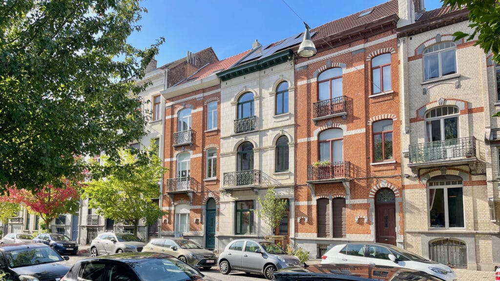 Façade d'une maison bruxelloise en briques